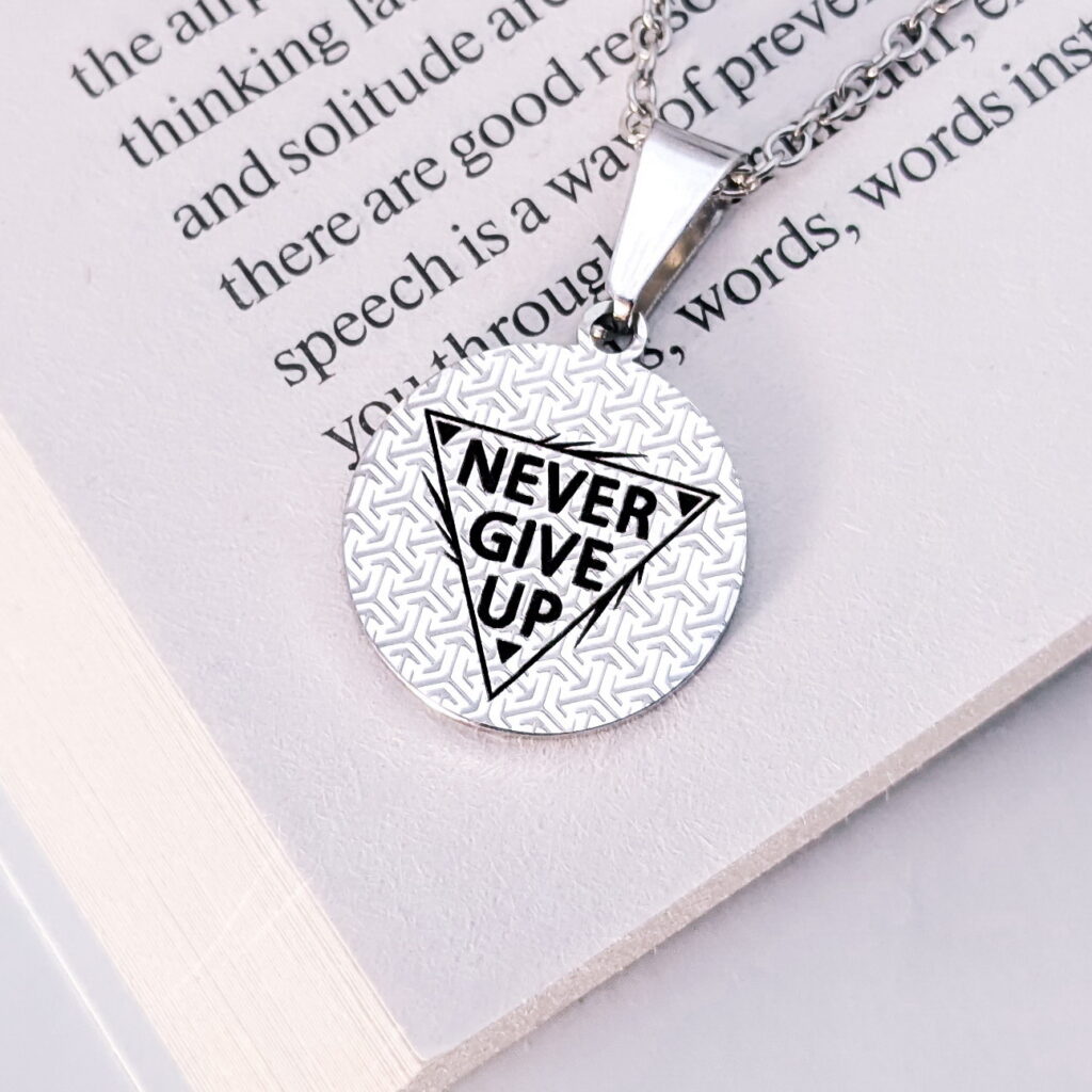 Медальон с 3D гравировкой Never Give Up